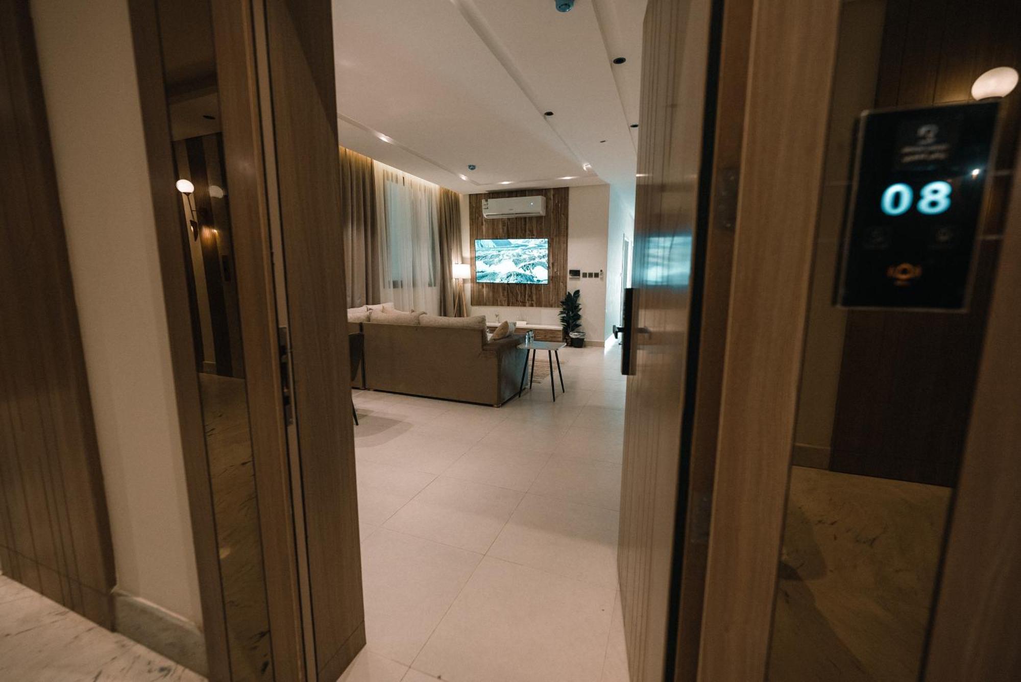 Luxury Apartment *